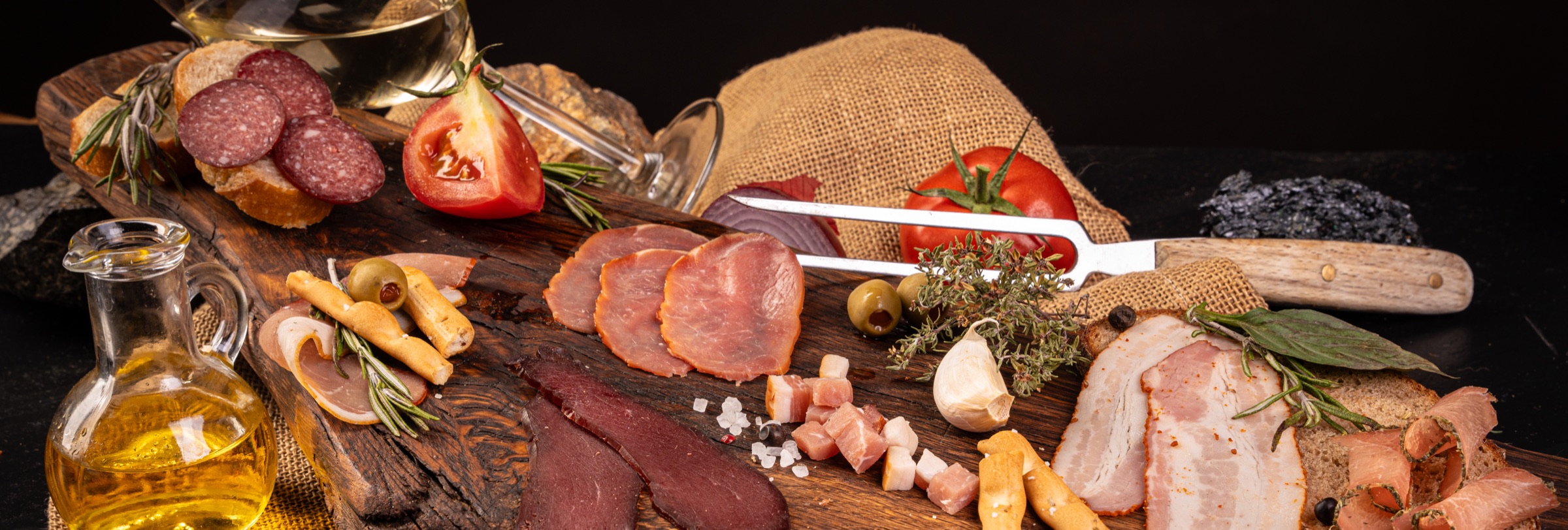 Charcuterie-Platte der Fleischerei Augst mit Salami, Schinken und frischen Kräutern