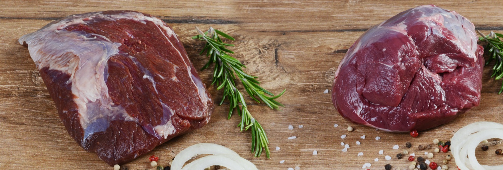 Rohes Rindfleisch und Wagyu auf einem Holzbrett
